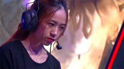 lol比赛红头发的女裁判-红发裁判：赛场公正传奇